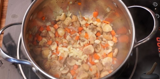 Чечевичный суп с грибами и сливками