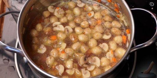 Чечевичный суп с грибами и сливками