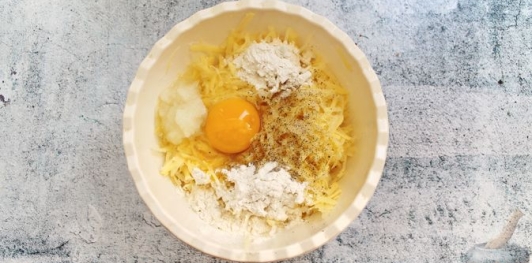 Драники с сыром и помидорами
