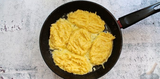 Драники с сыром и помидорами