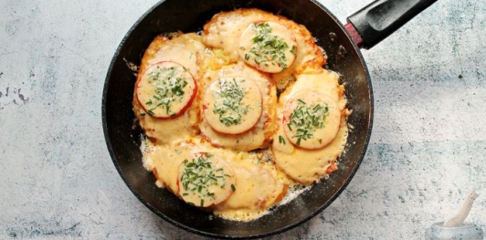 Драники с сыром и помидорами