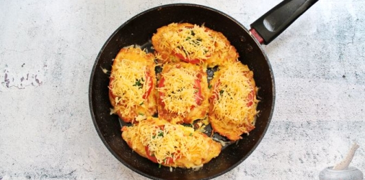 Драники с сыром и помидорами
