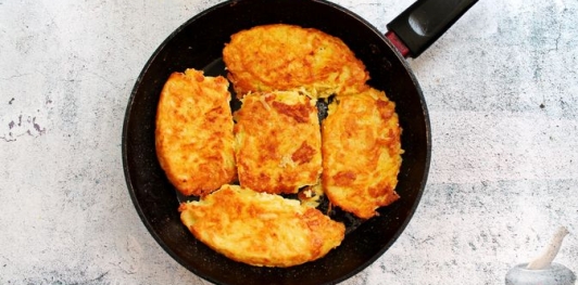 Драники с сыром и помидорами