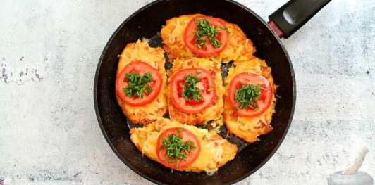 Драники с сыром и помидорами
