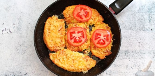 Драники с сыром и помидорами