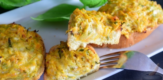 Горячие бутерброды с кабачком и морковью