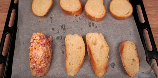 Горячие бутерброды с кукурузой, перцем, томатами и сыром