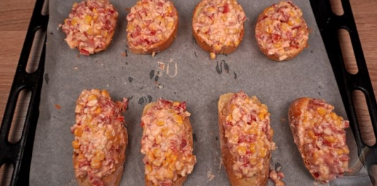 Горячие бутерброды с кукурузой, перцем, томатами и сыром