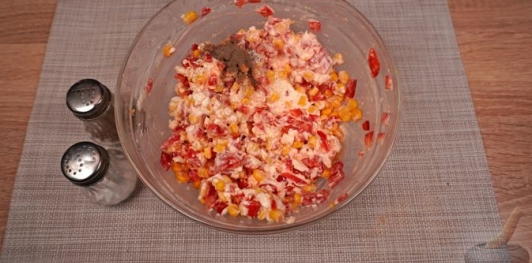 Горячие бутерброды с кукурузой, перцем, томатами и сыром