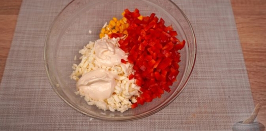 Горячие бутерброды с кукурузой, перцем, томатами и сыром