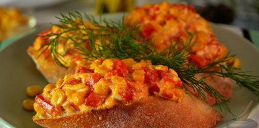Горячие бутерброды с кукурузой, перцем, томатами и сыром