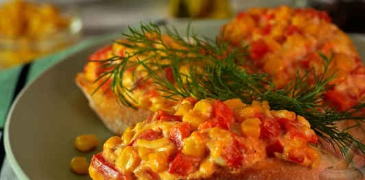 Горячие бутерброды с кукурузой, перцем, томатами и сыром