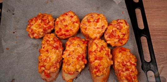Горячие бутерброды с кукурузой, перцем, томатами и сыром
