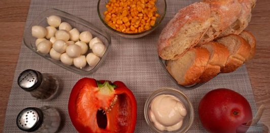 Горячие бутерброды с кукурузой, перцем, томатами и сыром