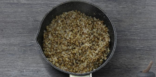 Гречневая каша с яйцом, колбасой и луком
