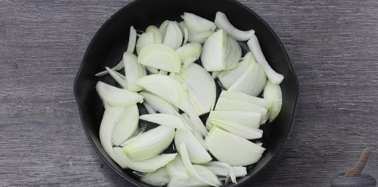 Гречневая каша с яйцом, колбасой и луком