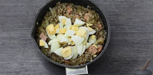 Гречневая каша с яйцом, колбасой и луком