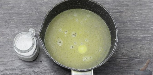 Гречневая каша с яйцом, колбасой и луком