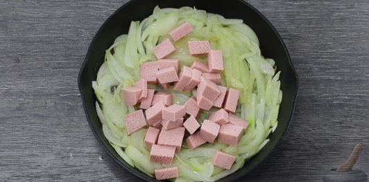 Гречневая каша с яйцом, колбасой и луком