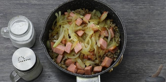 Гречневая каша с яйцом, колбасой и луком