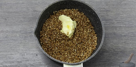 Гречневая каша с яйцом, колбасой и луком