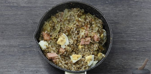 Гречневая каша с яйцом, колбасой и луком