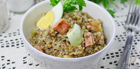 Гречневая каша с яйцом, колбасой и луком