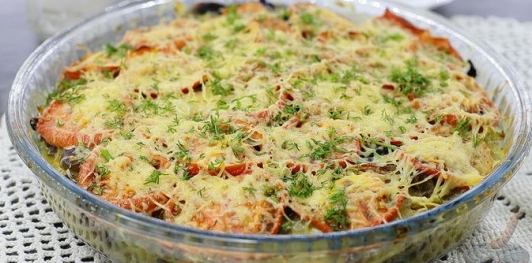 Хек, запечённый с овощами и грибами, под сыром