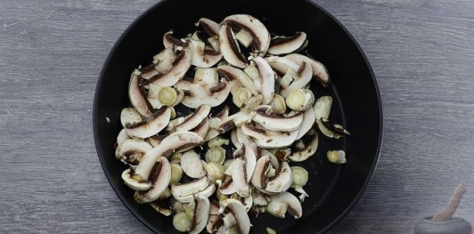 Хек, запечённый с овощами и грибами, под сыром