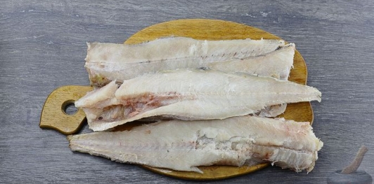 Хек, запечённый с овощами и грибами, под сыром