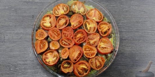 Хек, запечённый с овощами и грибами, под сыром