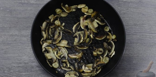 Хек, запечённый с овощами и грибами, под сыром