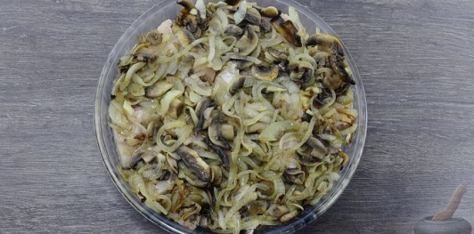 Хек, запечённый с овощами и грибами, под сыром