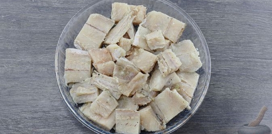 Хек, запечённый с овощами и грибами, под сыром