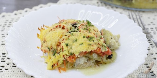 Хек, запечённый с овощами и грибами, под сыром
