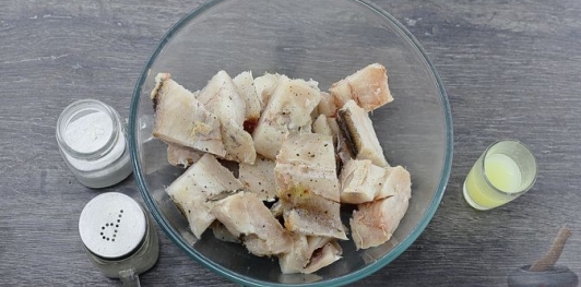 Хек, запечённый с овощами и грибами, под сыром
