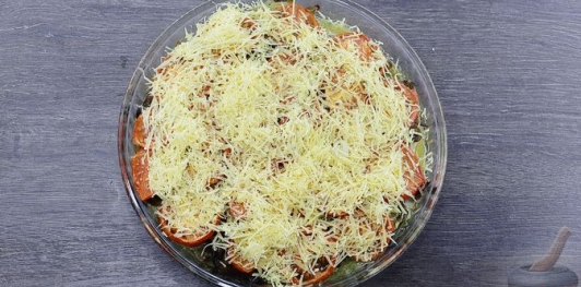 Хек, запечённый с овощами и грибами, под сыром