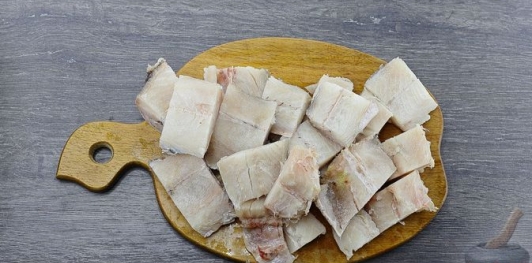 Хек, запечённый с овощами и грибами, под сыром