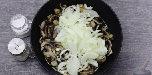 Хек, запечённый с овощами и грибами, под сыром