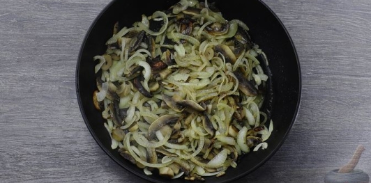 Хек, запечённый с овощами и грибами, под сыром