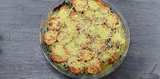 Хек, запечённый с овощами и грибами, под сыром