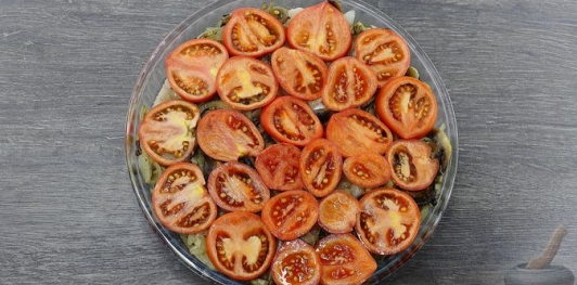 Хек, запечённый с овощами и грибами, под сыром