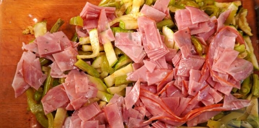 Яичная запеканка с овощами, ветчиной и сыром