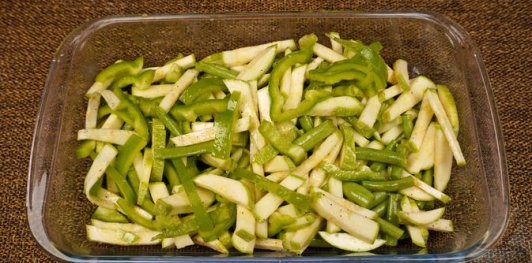 Яичная запеканка с овощами, ветчиной и сыром