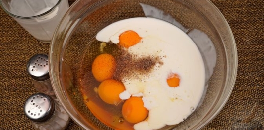 Яичная запеканка с овощами, ветчиной и сыром