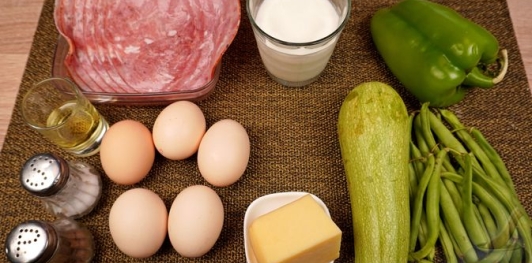 Яичная запеканка с овощами, ветчиной и сыром