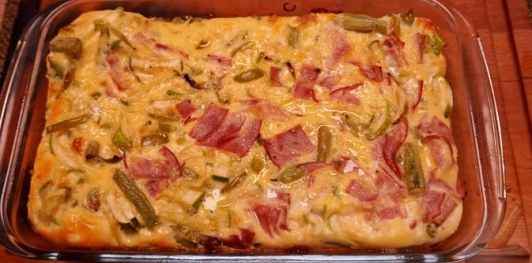Яичная запеканка с овощами, ветчиной и сыром