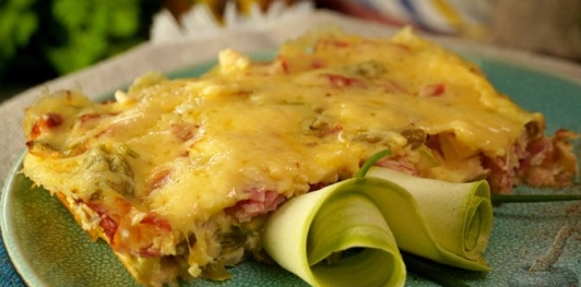 Яичная запеканка с овощами, ветчиной и сыром