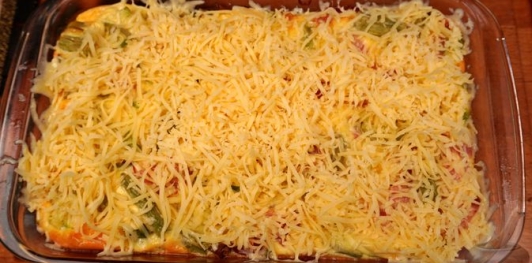 Яичная запеканка с овощами, ветчиной и сыром
