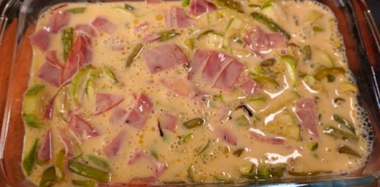 Яичная запеканка с овощами, ветчиной и сыром